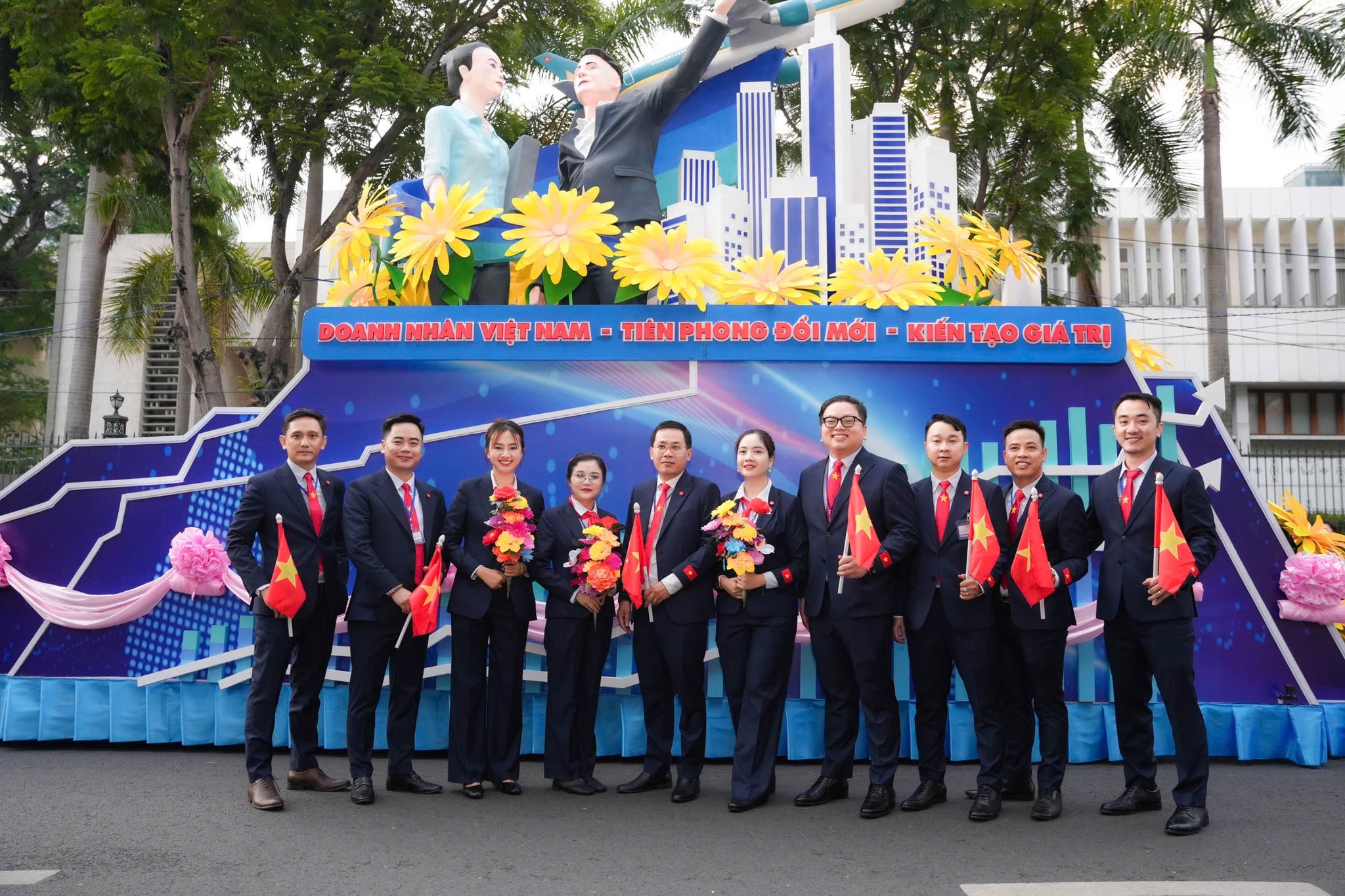 Khí Chất Doanh Nhân – Tự Hào Sánh Bước Trong Ngày Thống Nhất 30/4 Cùng Bộ Suit Của Mon Amie